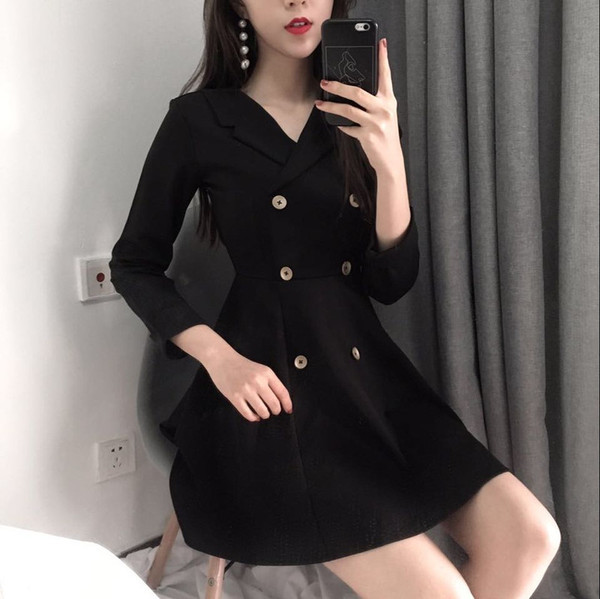 Stílusos női ruha fekete színben, gombokkal