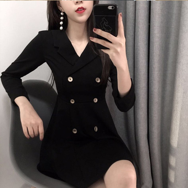 Stílusos női ruha fekete színben, gombokkal