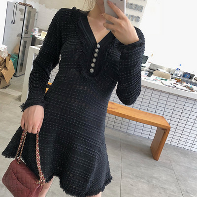 Aktuális női ruha fekete-fehér gombokkal