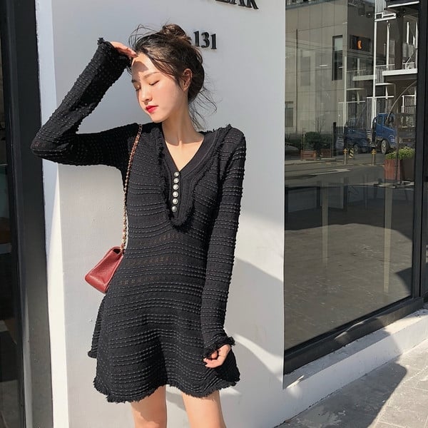 Aktuális női ruha fekete-fehér gombokkal