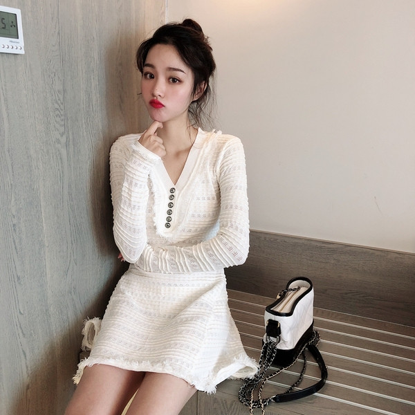 Aktuális női ruha fekete-fehér gombokkal