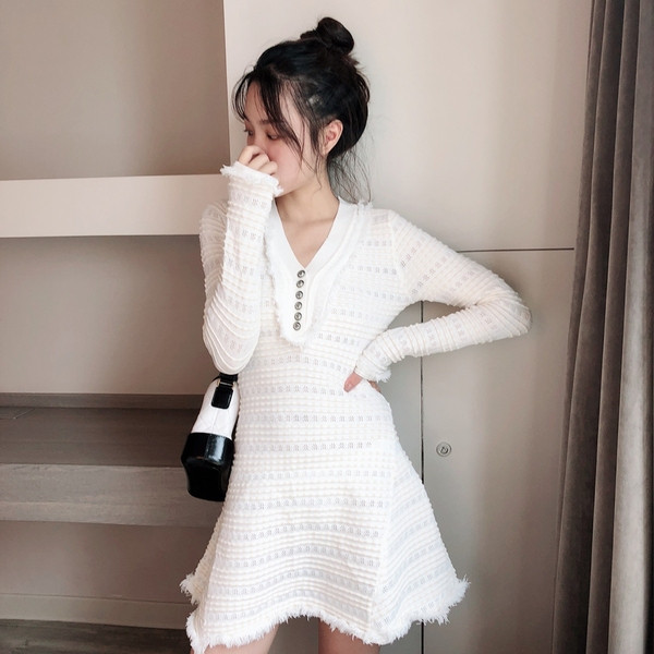 Aktuális női ruha fekete-fehér gombokkal