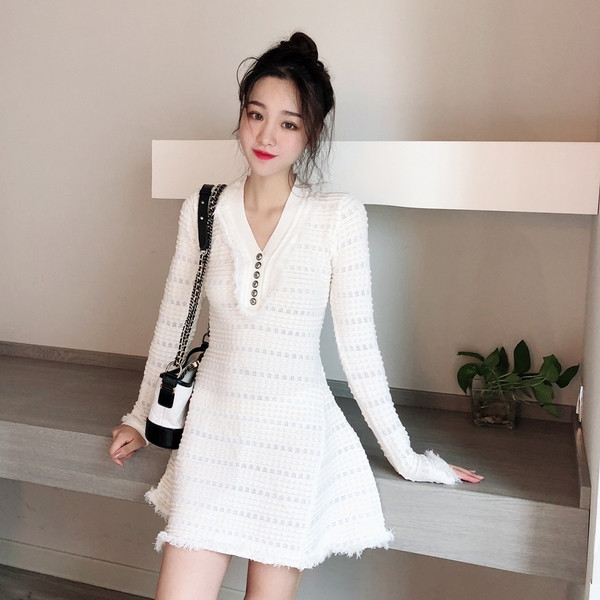 Aktuális női ruha fekete-fehér gombokkal