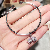 Finom női karkötő ezüst színben medállal