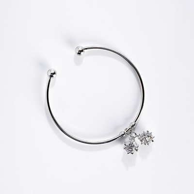 Finom női karkötő ezüst színben medállal