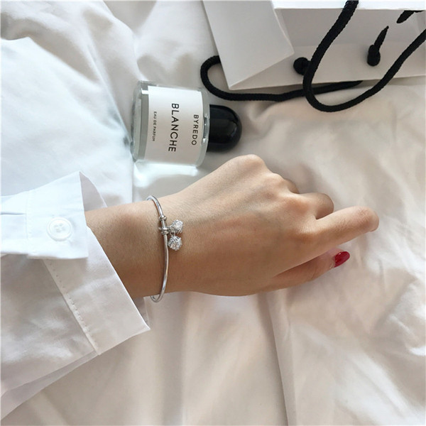 Finom női karkötő ezüst színben medállal