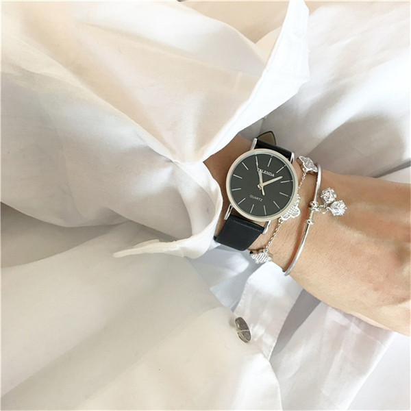 Finom női karkötő ezüst színben medállal