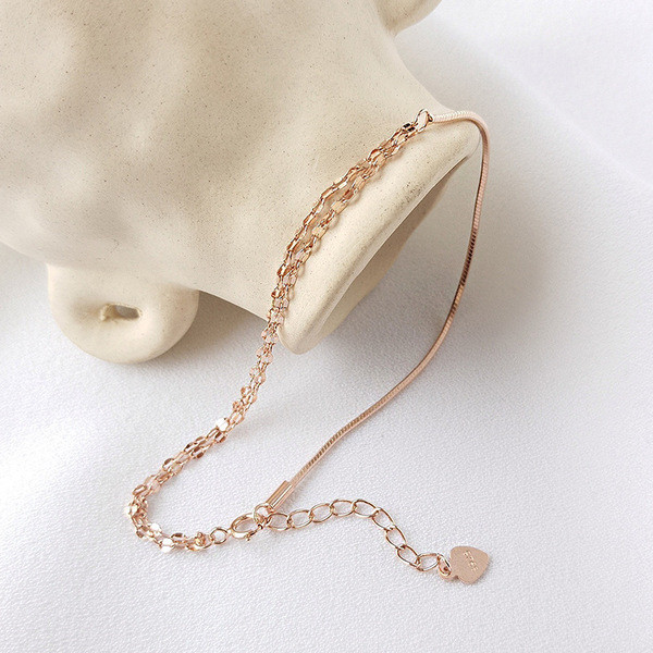 Finom női karkötő medállal