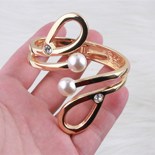 Γυναικείο βραχιόλι σε χρυσό χρώμα με πέρλες