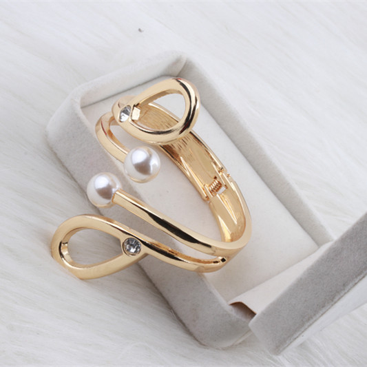 Γυναικείο βραχιόλι σε χρυσό χρώμα με πέρλες