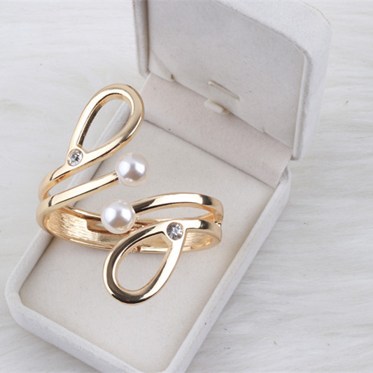 Γυναικείο βραχιόλι σε χρυσό χρώμα με πέρλες