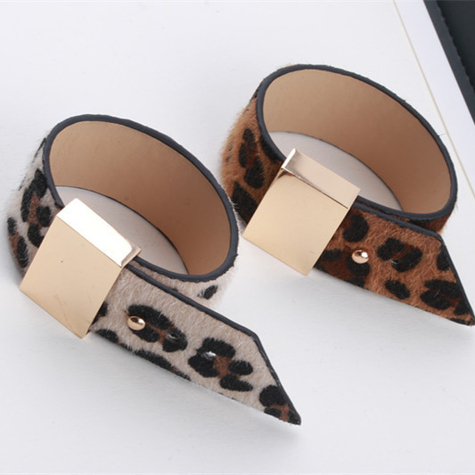 Μοντέρνο γυναικείο  βραχιόλι με λεοπάρδαλη τύπωμα