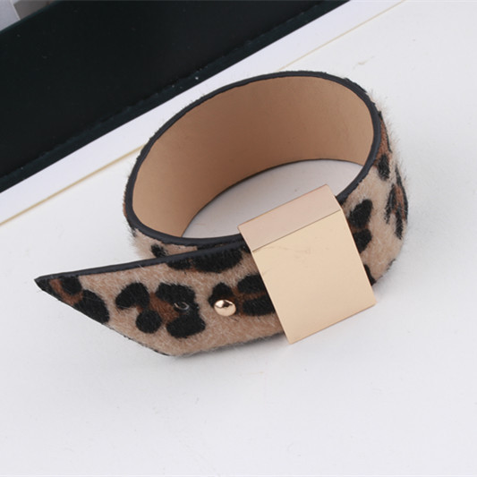 Μοντέρνο γυναικείο  βραχιόλι με λεοπάρδαλη τύπωμα