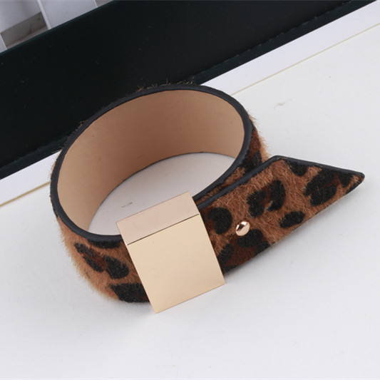 Μοντέρνο γυναικείο  βραχιόλι με λεοπάρδαλη τύπωμα