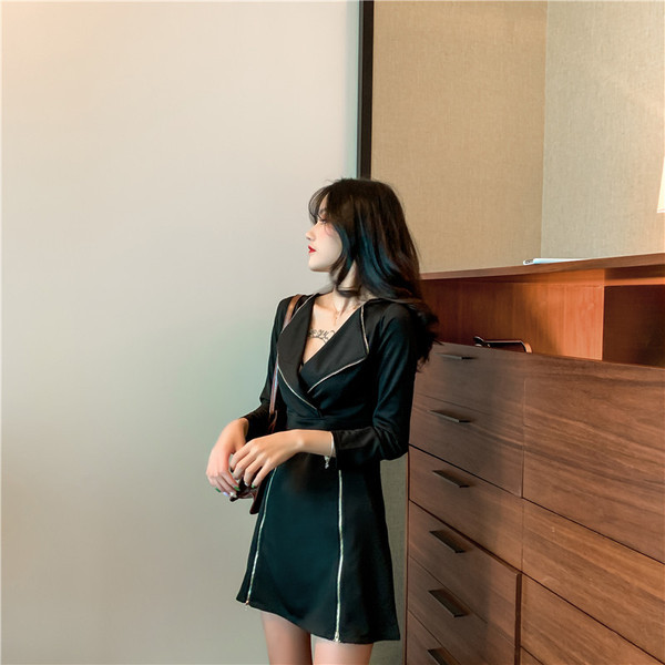 Elegáns női ruha fekete színben, cipzárral