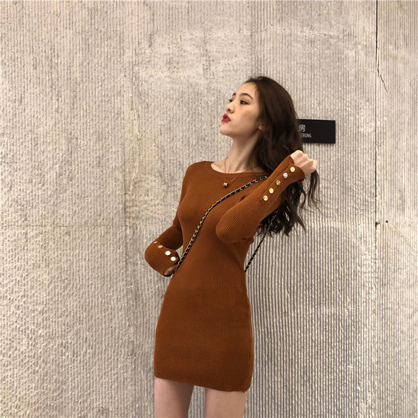 Női alkalmi ruha ujján gombokkal, két színben