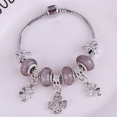 Modern női karkötő gyöngyökkel és medálokkal több színben