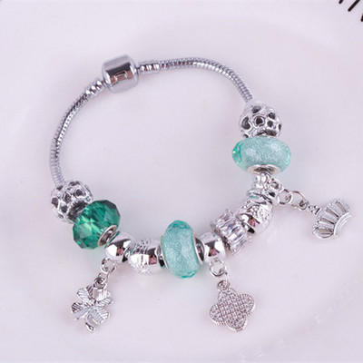 Modern női karkötő gyöngyökkel és medálokkal több színben