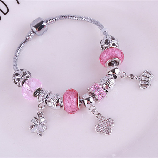 Modern női karkötő gyöngyökkel és medálokkal több színben