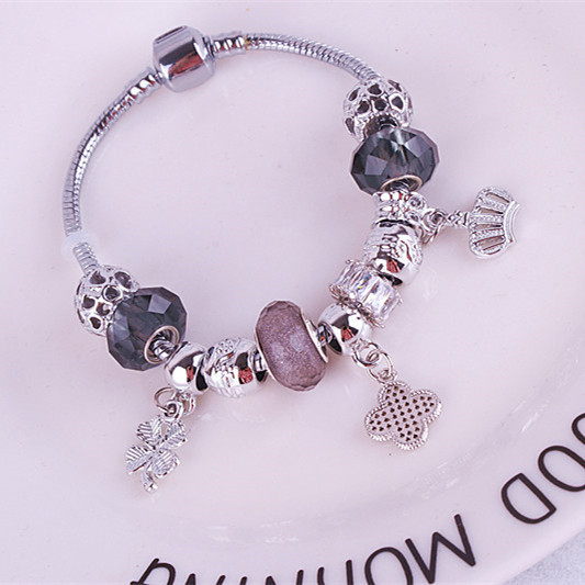 Modern női karkötő gyöngyökkel és medálokkal több színben