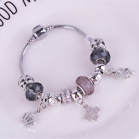 Modern női karkötő gyöngyökkel és medálokkal több színben