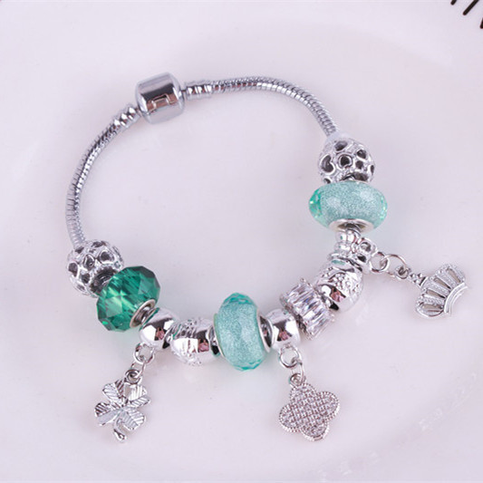 Modern női karkötő gyöngyökkel és medálokkal több színben