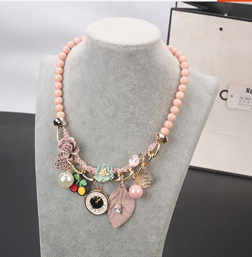Modern szürke és rózsaszín karkötő gyöngyökkel és medálokkal