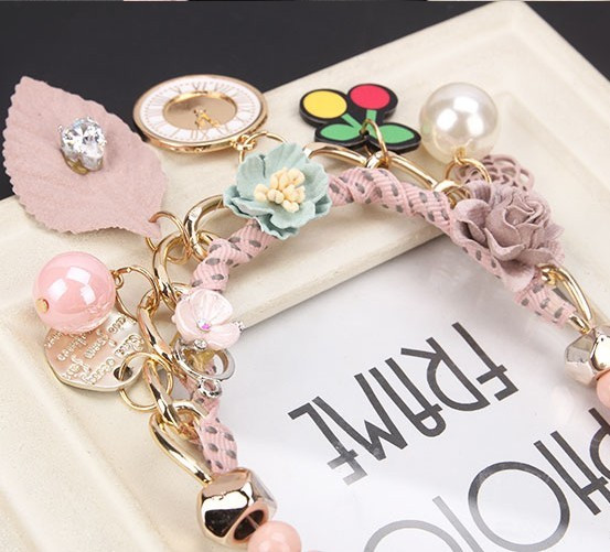 Modern szürke és rózsaszín karkötő gyöngyökkel és medálokkal