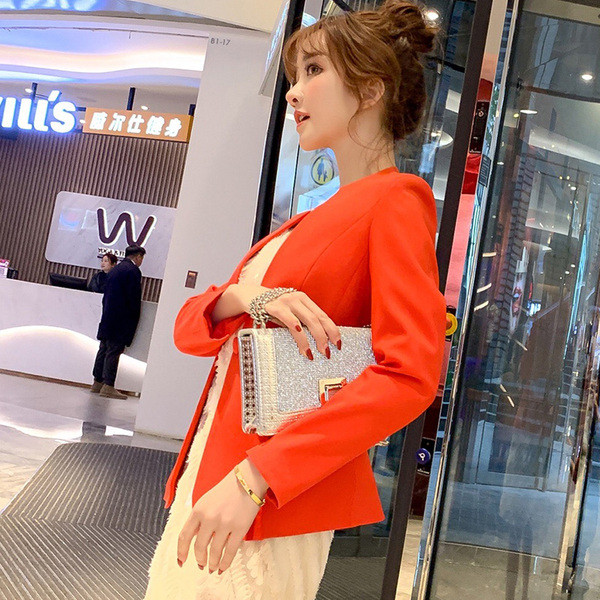 Stílusos női kabát V-alakú gallérral, sárga és narancs színben