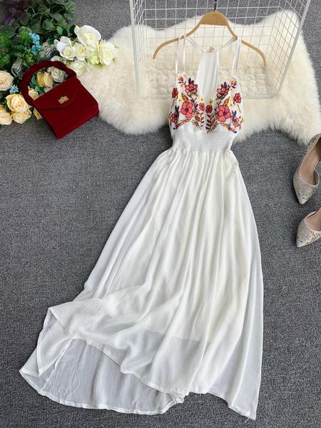 Modern női nyári ruha virágos motívumokkal, különböző színekben