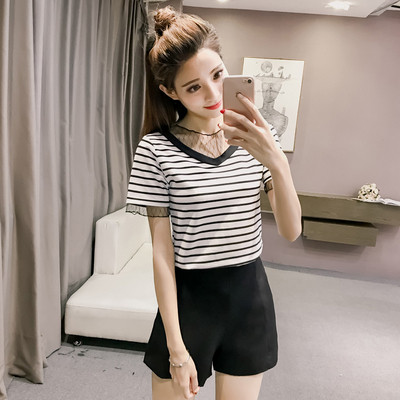 Μοντέρνα γυναικεία ριγέ μπλούζα με κοντό μανίκι και δαντέλα σε δύο χρώματα