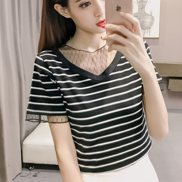 Μοντέρνα γυναικεία ριγέ μπλούζα με κοντό μανίκι και δαντέλα σε δύο χρώματα