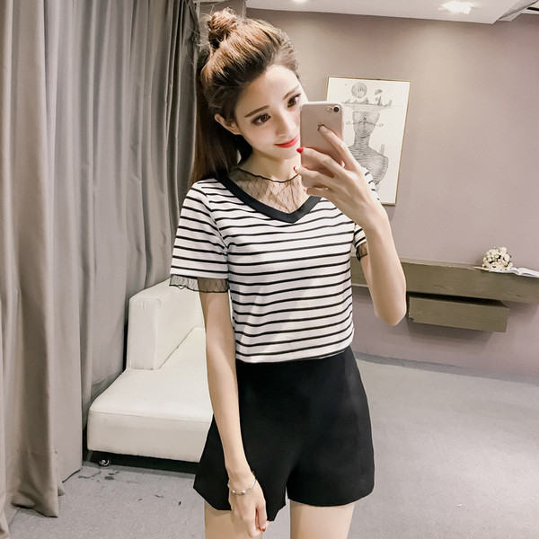 Μοντέρνα γυναικεία ριγέ μπλούζα με κοντό μανίκι και δαντέλα σε δύο χρώματα