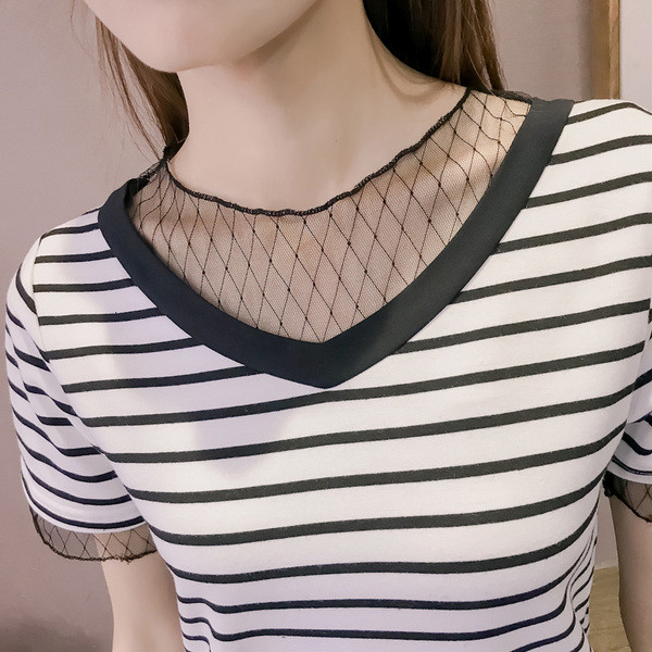 Μοντέρνα γυναικεία ριγέ μπλούζα με κοντό μανίκι και δαντέλα σε δύο χρώματα