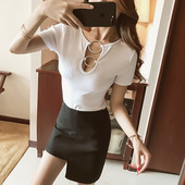 Modern női blúz rövid ujjal és fém gyűrűkkel fekete-fehér színben