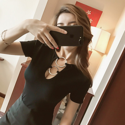 Modern női blúz rövid ujjal és fém gyűrűkkel fekete-fehér színben