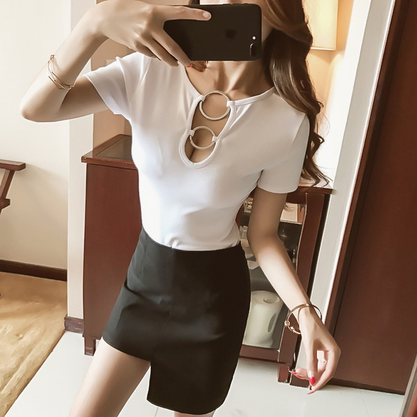 Modern női blúz rövid ujjal és fém gyűrűkkel fekete-fehér színben