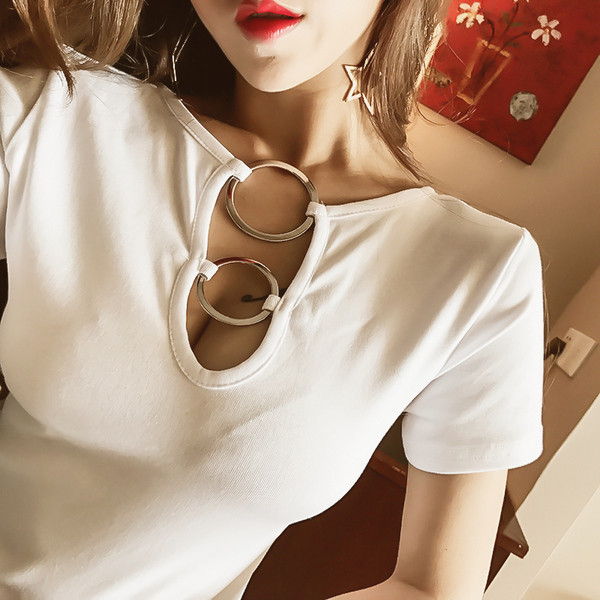 Modern női blúz rövid ujjal és fém gyűrűkkel fekete-fehér színben