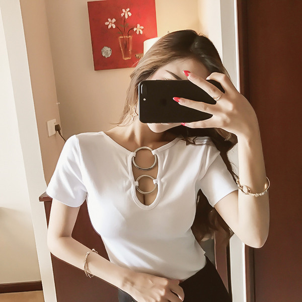 Modern női blúz rövid ujjal és fém gyűrűkkel fekete-fehér színben