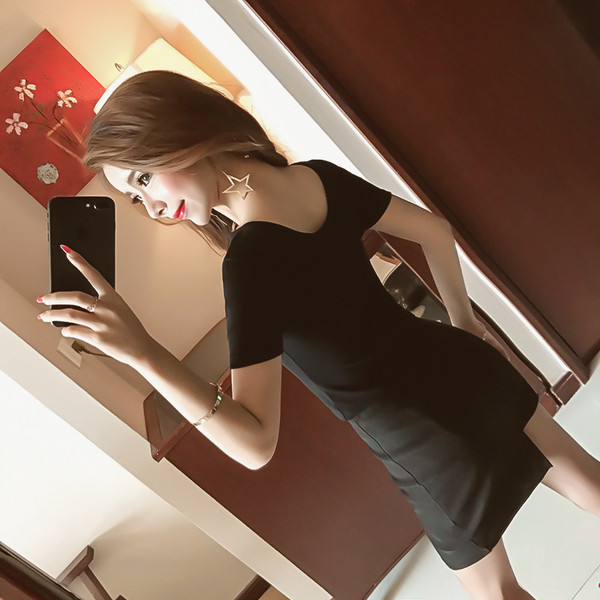 Modern női blúz rövid ujjal és fém gyűrűkkel fekete-fehér színben