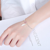 Κομψό γυναικείο βραχιόλι  με πέτρα και μενταγιόν σε ασημί χρώμα