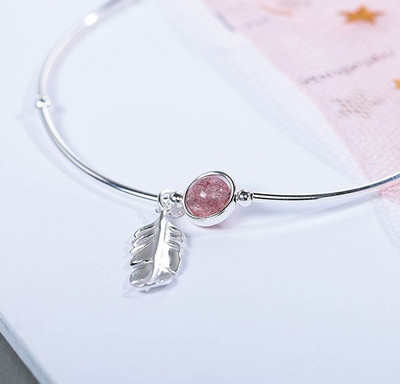 Κομψό γυναικείο βραχιόλι  με πέτρα και μενταγιόν σε ασημί χρώμα