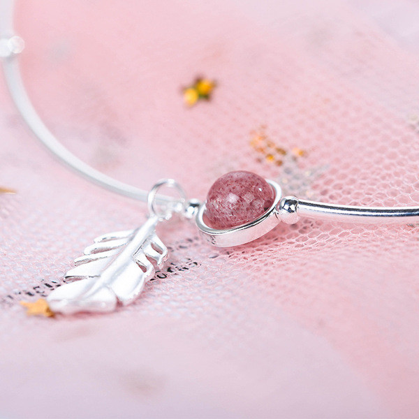 Κομψό γυναικείο βραχιόλι  με πέτρα και μενταγιόν σε ασημί χρώμα