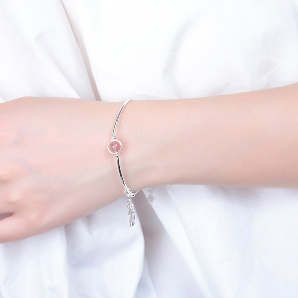 Κομψό γυναικείο βραχιόλι  με πέτρα και μενταγιόν σε ασημί χρώμα