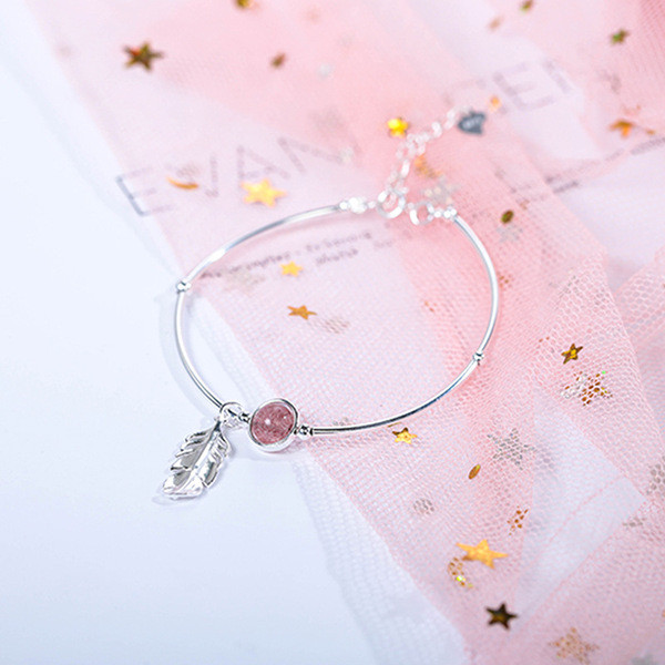 Κομψό γυναικείο βραχιόλι  με πέτρα και μενταγιόν σε ασημί χρώμα