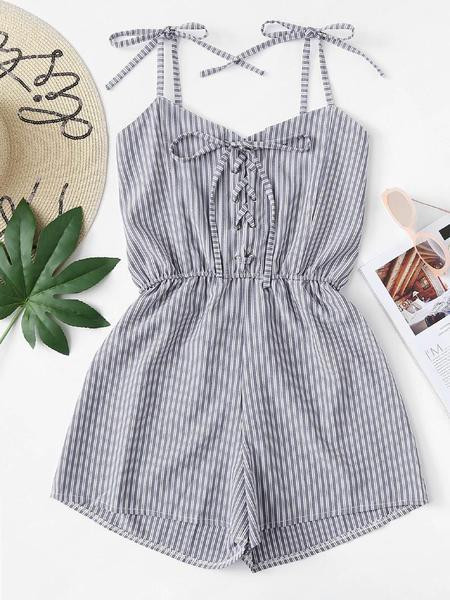 Modern női csíkos overál nyakkendővel