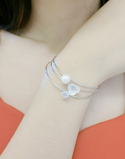 Stílusos női gavn ezüstből gyöngyökkel és kővel