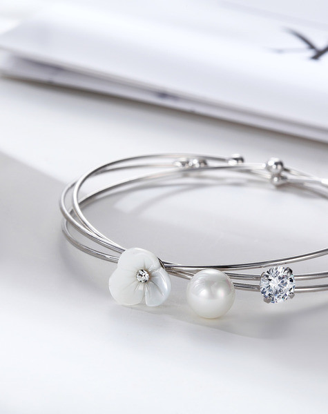 Stílusos női gavn ezüstből gyöngyökkel és kővel