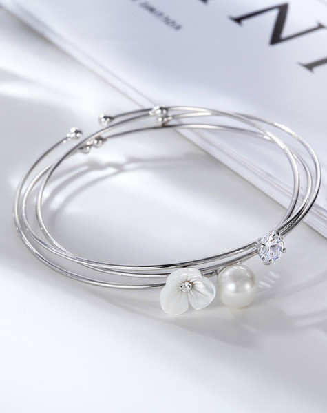 Stílusos női gavn ezüstből gyöngyökkel és kővel