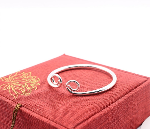 Κομψό γυναικείο βραχιόλι σε ασημί χρώμα